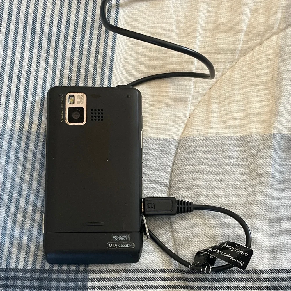 VINTAGE! LG PHONE! With charger! Works and turns on!